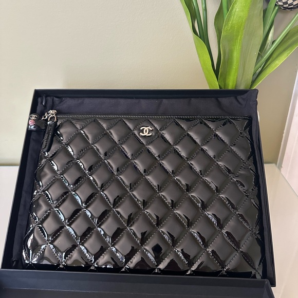 NWT Authentic Chanel Zipped Clutch with CC Heart Charm 🖤 - Picture 3 of 10